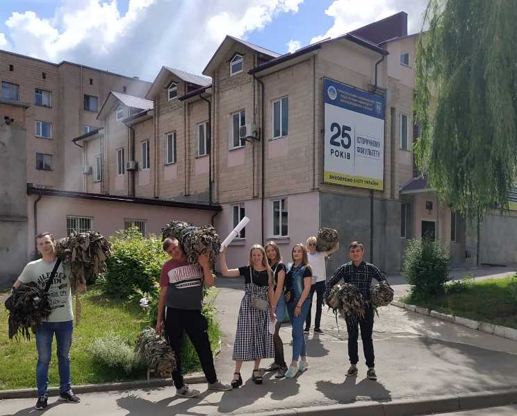 На фоні alma mater